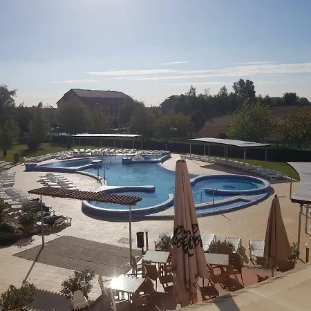 Appart hôtel Karos Wellness Apartman *